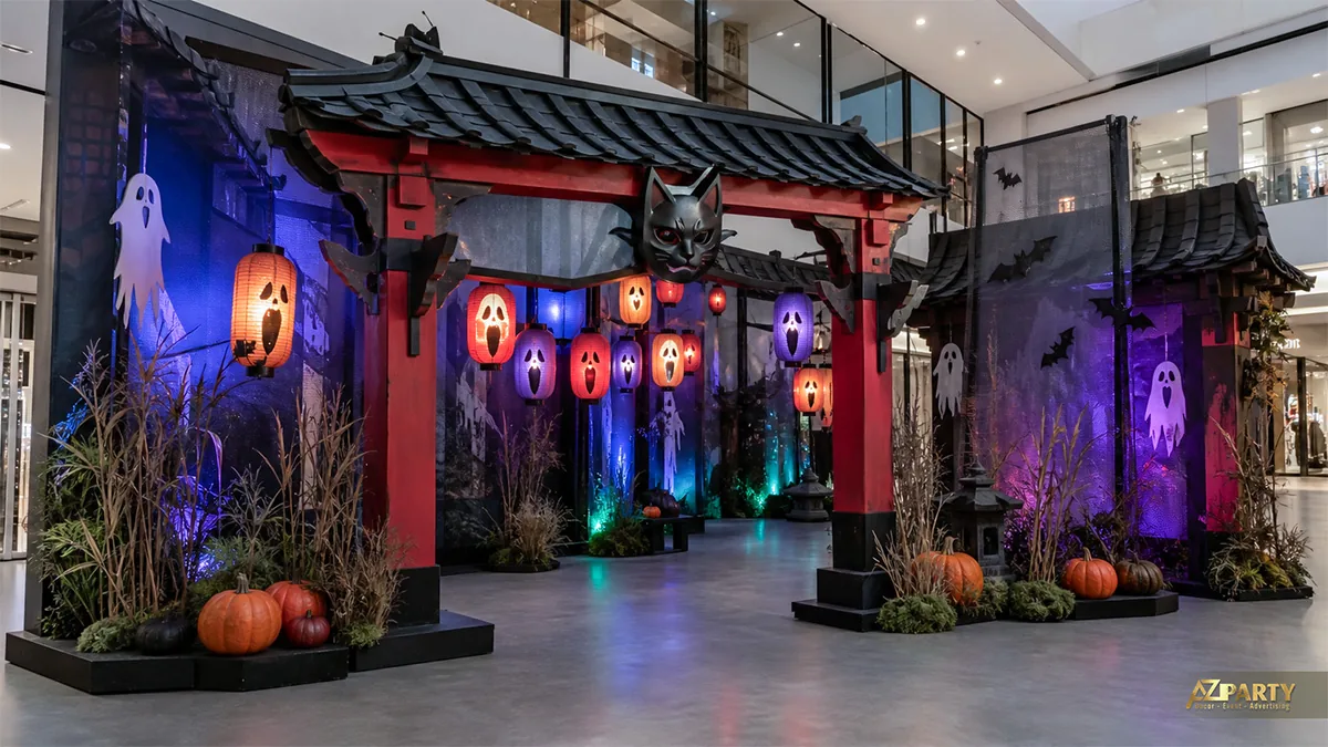 Không gian Halloween phong cách Nhật Bản với cổng đỏ, mặt nạ mèo và đèn lồng ma