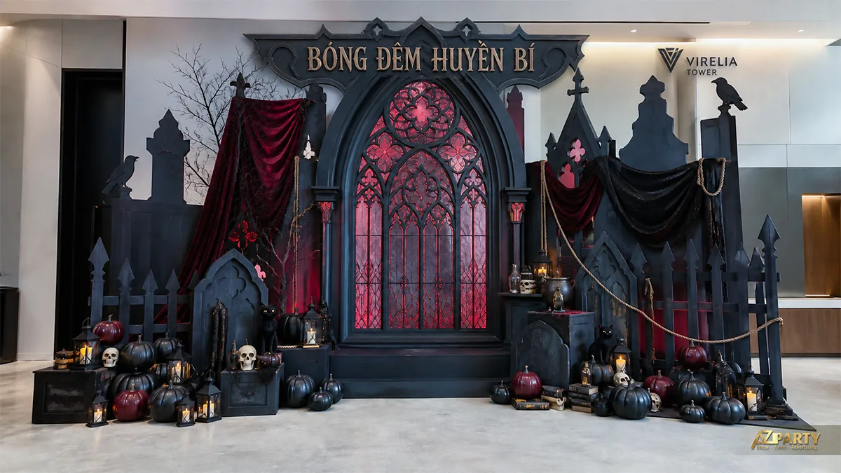Tiểu cảnh nhà thờ Gothic tông đen đỏ với cửa kính, rèm nhung, đầu lâu và bí ngô