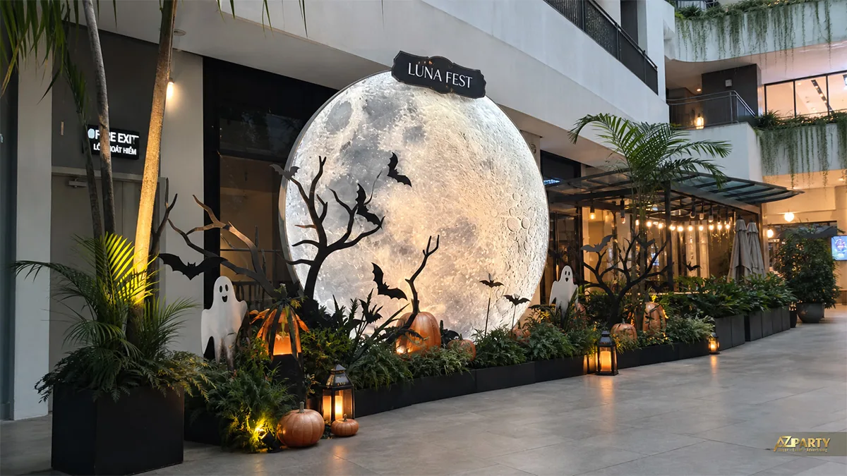 Tiểu cảnh Halloween ngoài trời với trăng tròn, bóng ma trắng và nhiều quả bí ngô