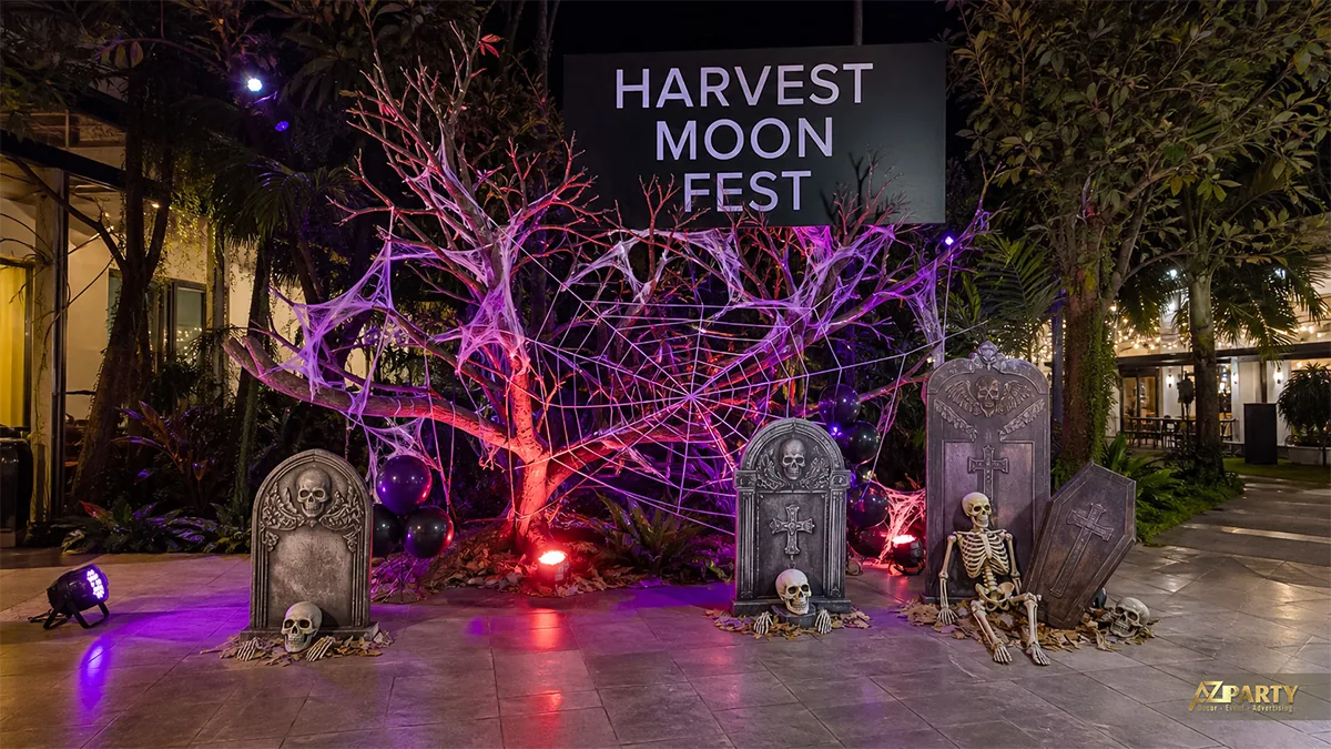 Tiểu cảnh Halloween ngoài trời với mạng nhện khổng lồ, cây khô, bia mộ và bộ xương