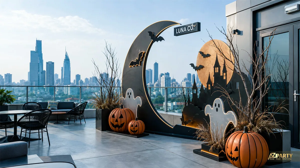 Tiểu cảnh Halloween trên sân thượng văn phòng với trăng khuyết, lâu đài và bí ngô