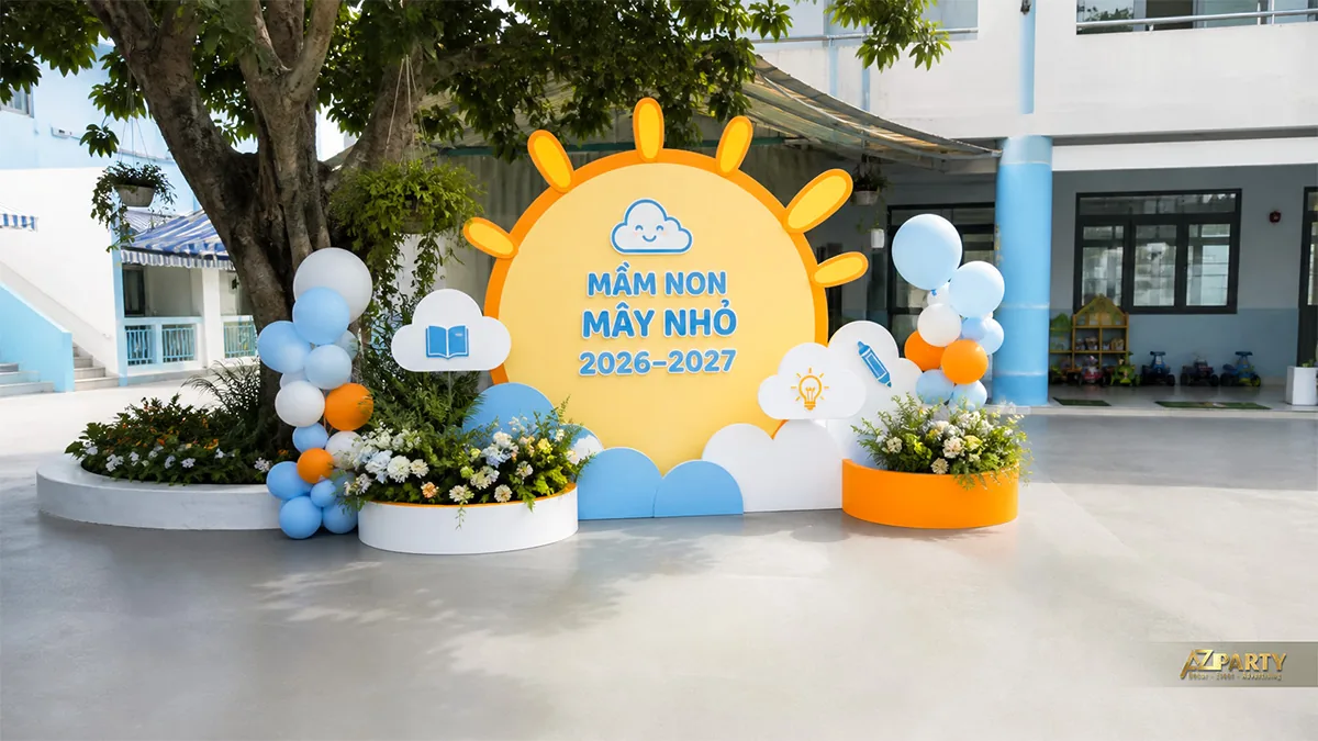 Tiểu cảnh khai giảng mầm non Mây Nhỏ với mặt trời vàng, mây xanh, hoa và bóng