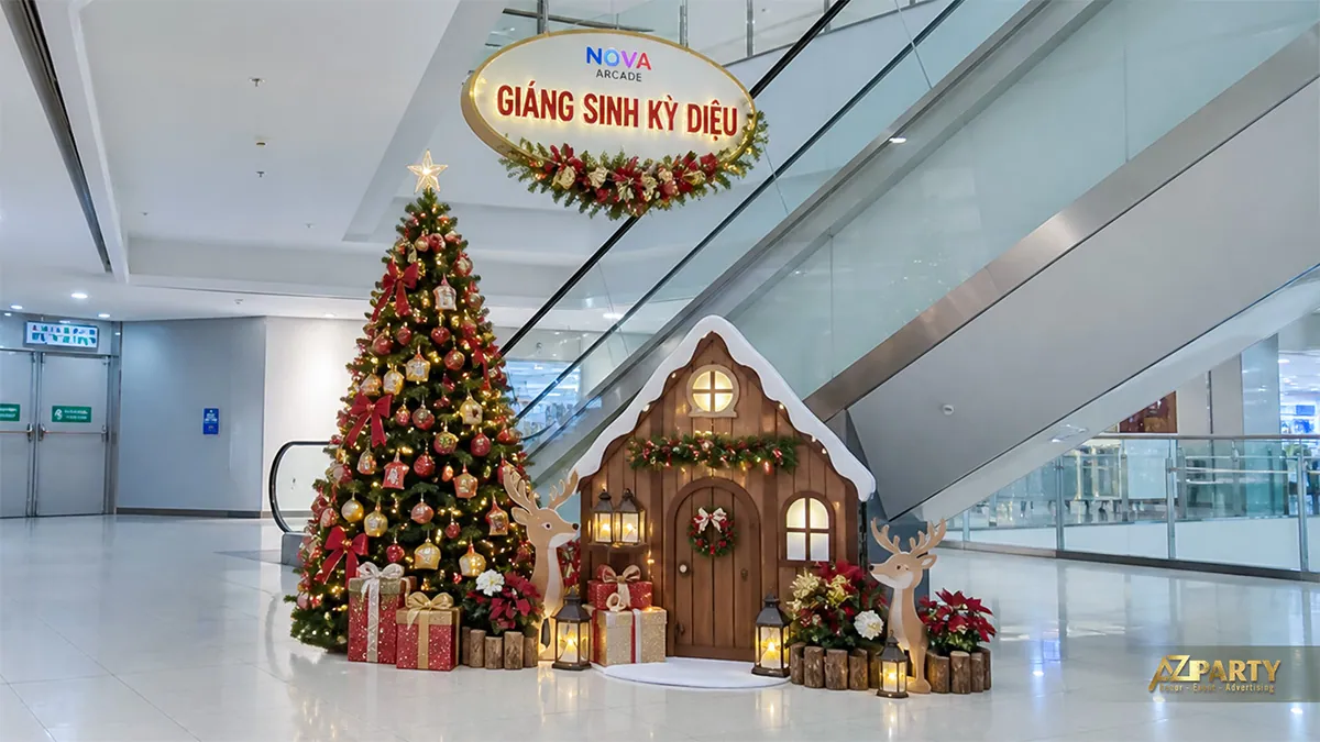 Tiểu cảnh ngôi nhà gỗ, cây thông và hươu tại khu thương mại