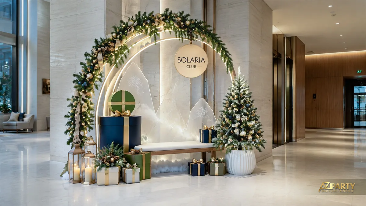 Tiểu cảnh Noel dạng vòm phủ dây lá, bàn quà và hai cây thông