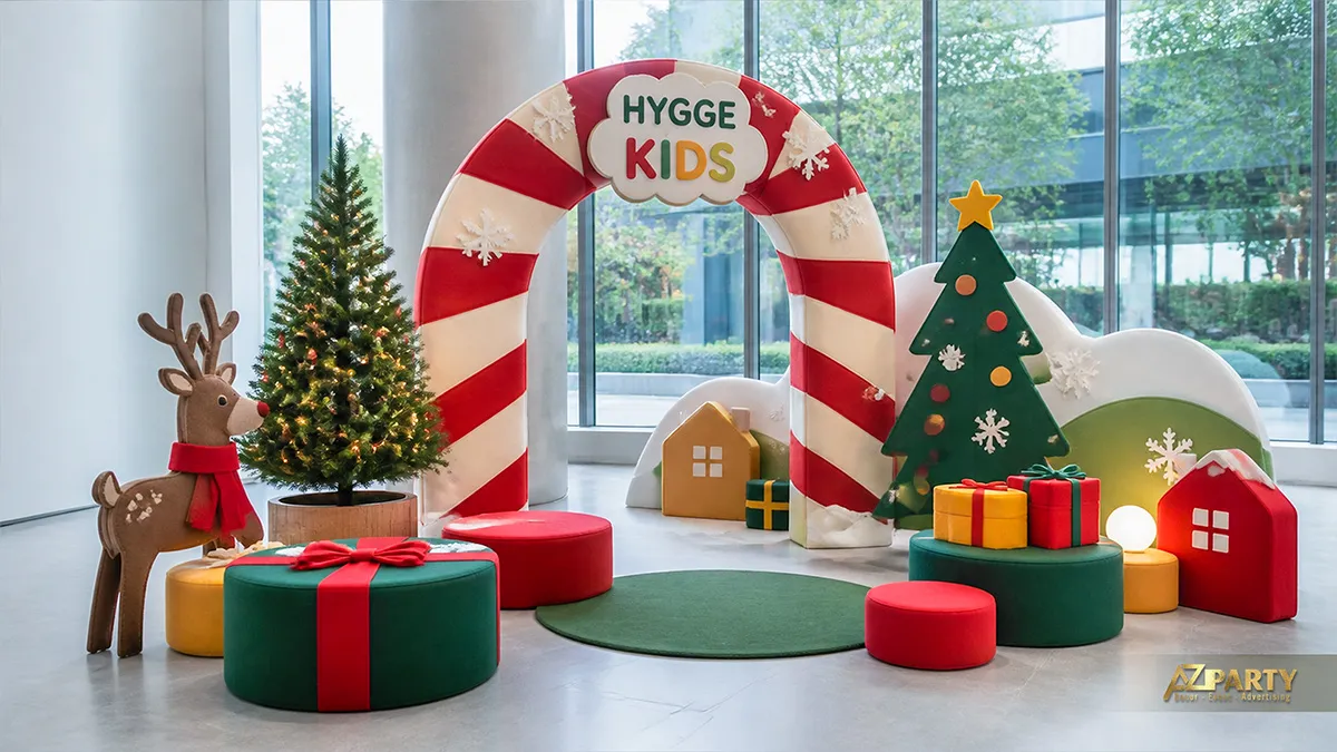 Góc Noel trẻ em có cổng kẹo sọc đỏ trắng, tuần lộc và ghế hộp quà