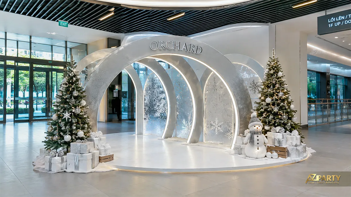 Đường hầm check-in Noel trắng bạc với các vòng vòm phát sáng
