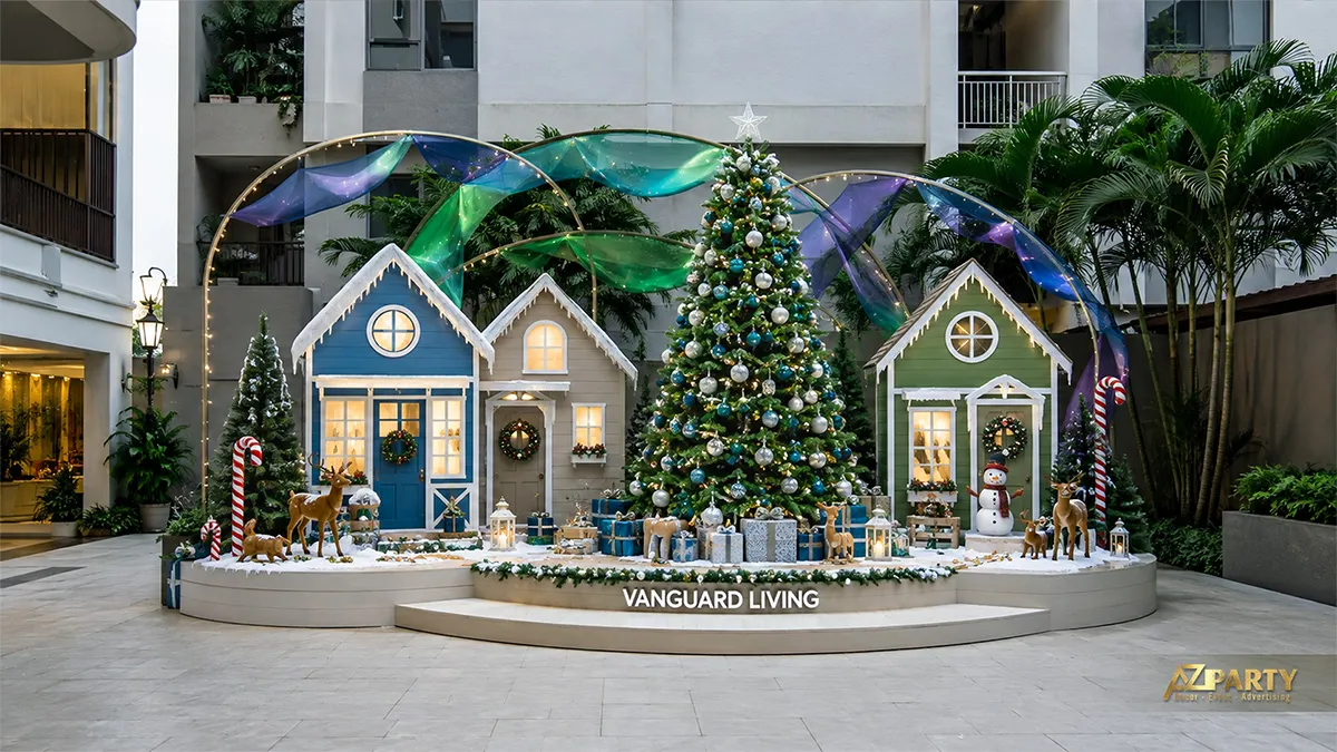 Làng Noel xanh trắng ngoài trời với dải ánh sáng uốn lượn phía sau