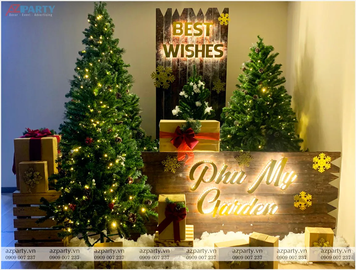 Tiểu cảnh trang trí Noel phong cách Rustic cổ điển tại văn phòng với bảng gỗ khắc đèn LED chữ Phu My Garden rực rỡ và các cây thông Noel lung linh