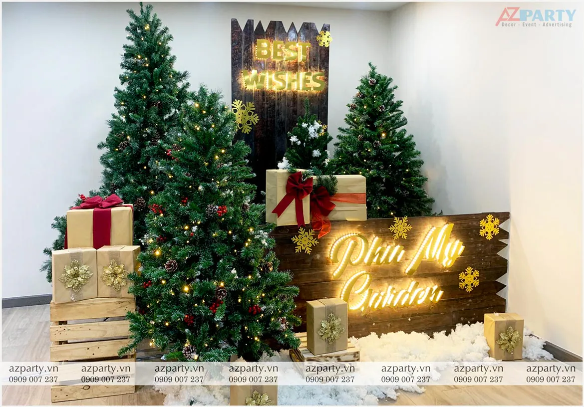 Toàn cảnh không gian trang trí Giáng sinh phong cách Rustic tại văn phòng công ty PVFCCo với các cây thông Noel xanh và hộp quà gói giấy kraft vintage