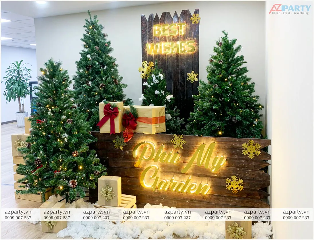 Không gian trang trí Noel mộc mạc phong cách Rustic với phông nền gỗ, chữ nổi LED vàng Phu My Garden nổi bật và các hộp quà xinh xắn xếp trên tuyết bông