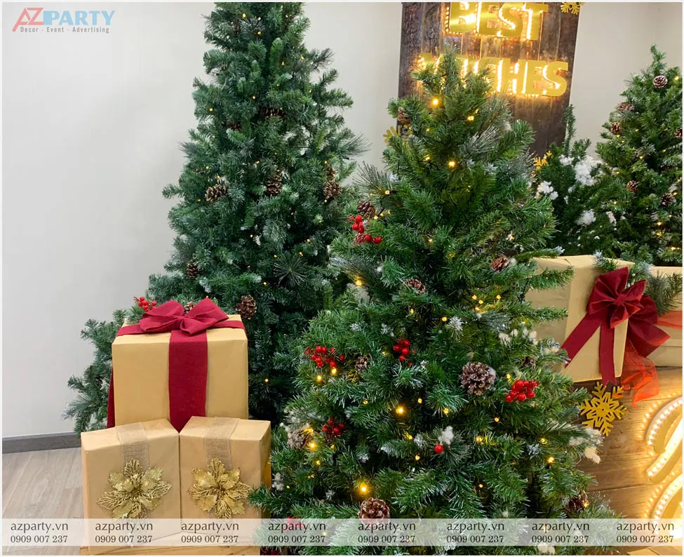 Chi tiết cây thông Noel được trang trí quả thông khô, chùm quả mọng đỏ rực rỡ và những hộp quà handmade mộc mạc sang trọng