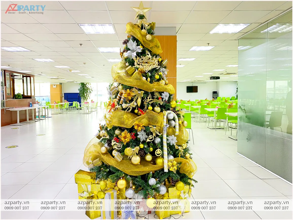 Cây thông Noel trang trí lộng lẫy tại khu vực nhà ăn của công ty PVFCCo với ruy băng voan vàng óng, quả châu, hoa giả và các hộp quà đồng bộ ở chân cây