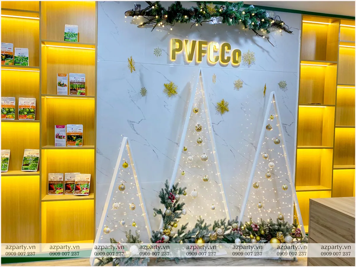 Trang trí Giáng sinh hiện đại cho quầy trưng bày sản phẩm PVFCCo với mô hình cây thông tam giác khung gỗ trắng lắp đèn LED nhấp nháy treo quả châu lấp lánh