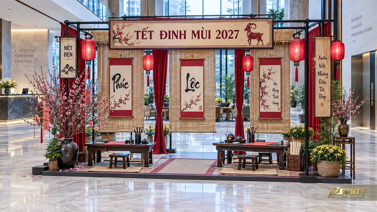 Không gian mành tre với hai bàn ông đồ, đèn lồng đỏ và tranh chữ Phúc Lộc
