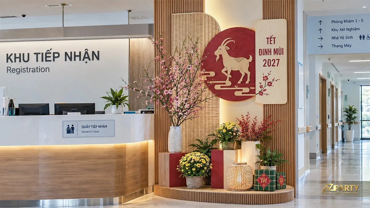 Góc trang trí tại quầy tiếp nhận bệnh viện với hình dê, cành đào và hoa cúc