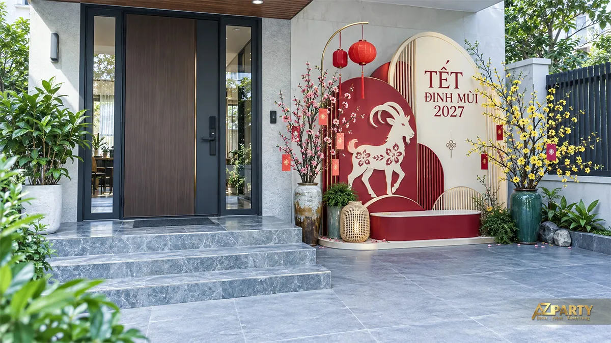 Góc trang trí trước cửa nhà với hình dê, đèn lồng đỏ và hai bình hoa xuân
