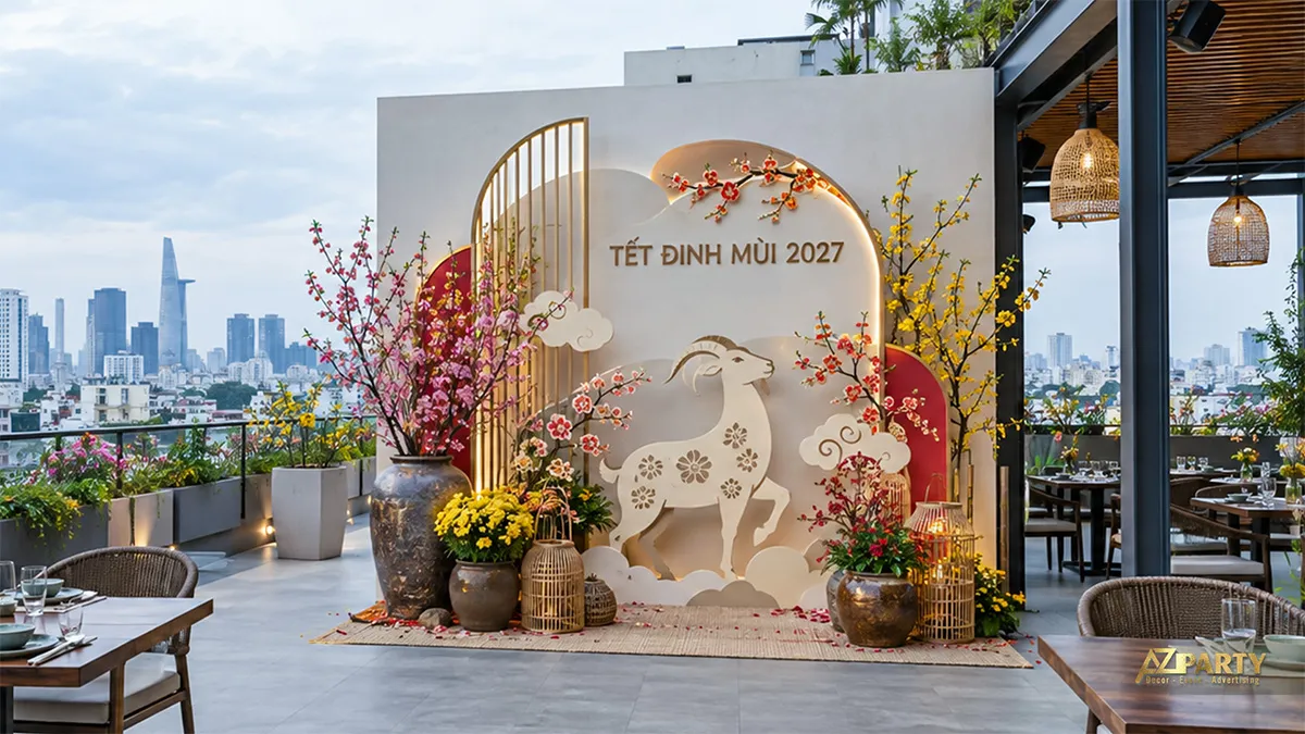 Không gian Tết trên sân thượng nhà hàng với hình dê, bình hoa mai đào và thành phố phía xa