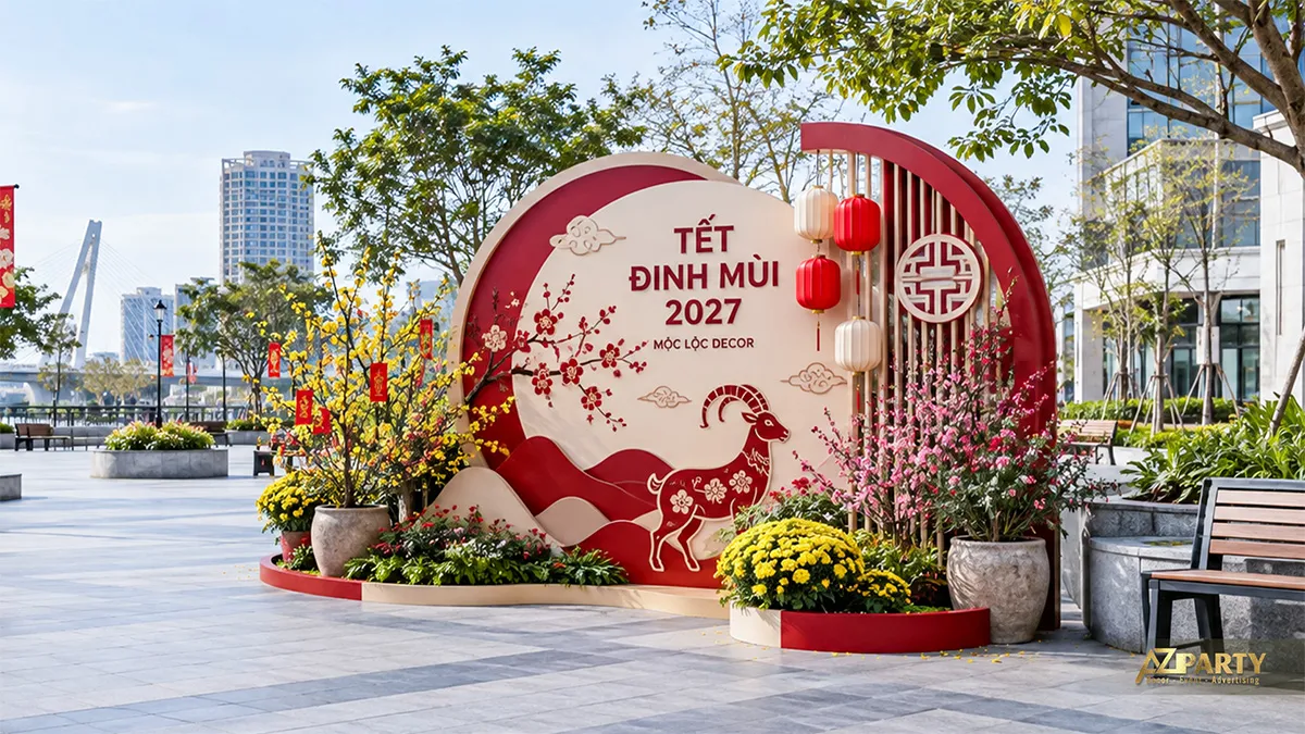 Không gian Xuân ngoài trời với bảng tròn, đèn lồng và hai cụm hoa mai đào