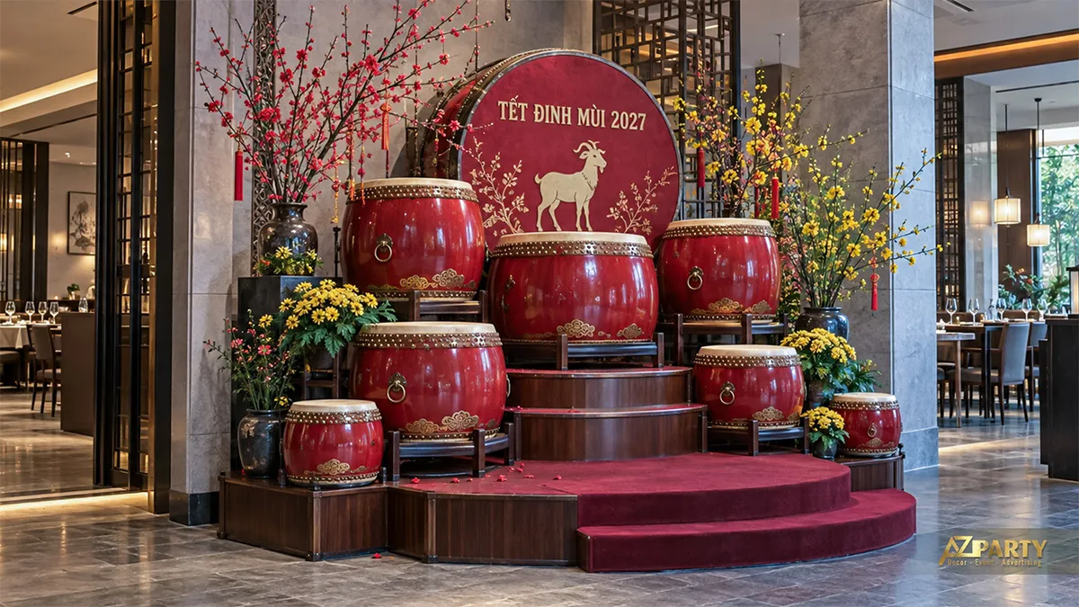 Sân khấu trống đỏ trong nhà hàng với hình dê và chậu cúc vàng