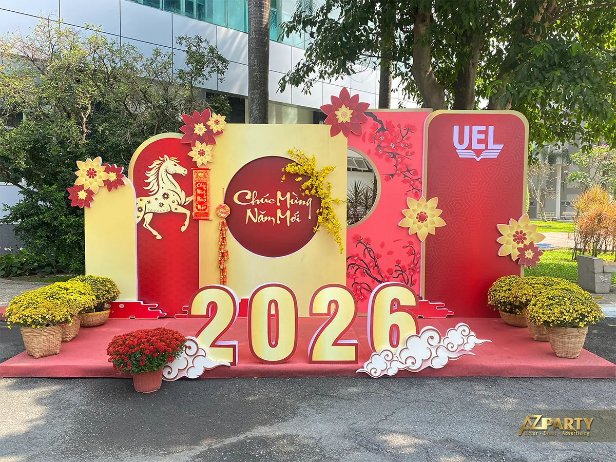 Toàn cảnh tiểu cảnh Tết 2026 tại UEL với logo trường, hình tượng ngựa, mai vàng và cụm số 2026