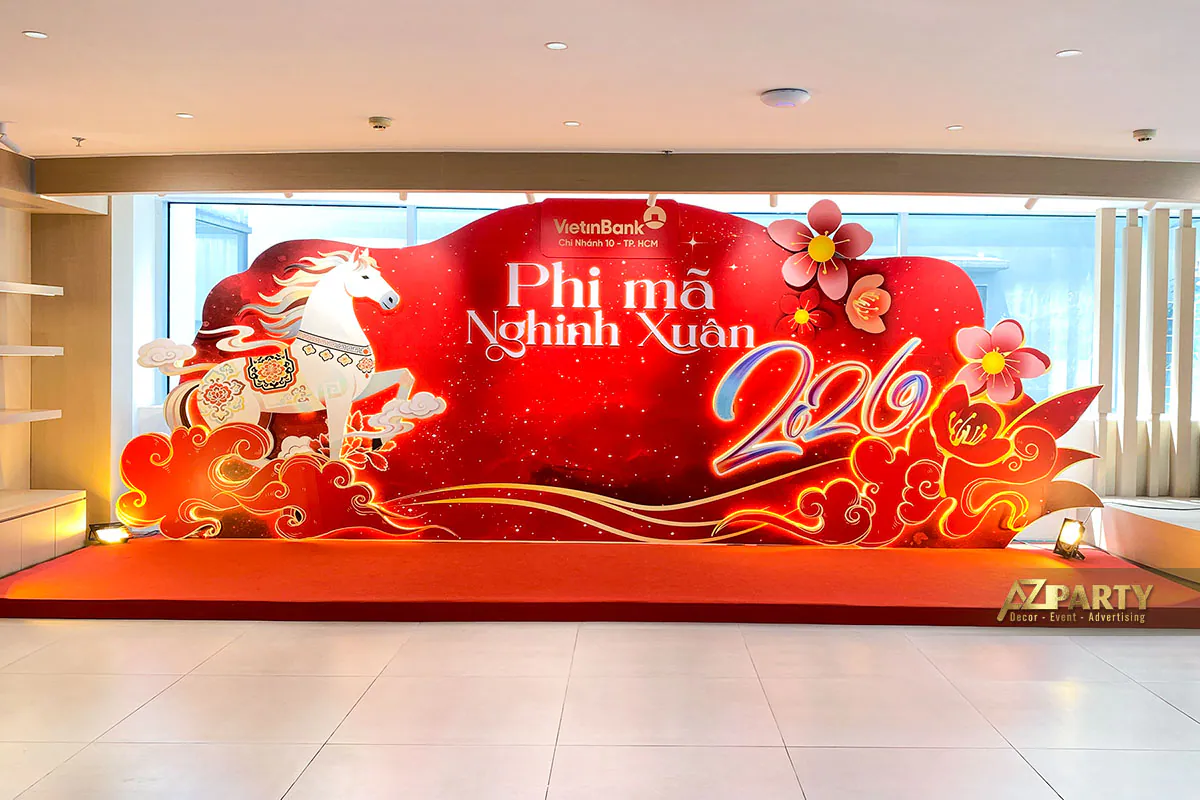 Tiểu cảnh Tết VietinBank 2026 chủ đề Phi Mã Nghinh Xuân với backdrop đỏ và linh vật ngựa