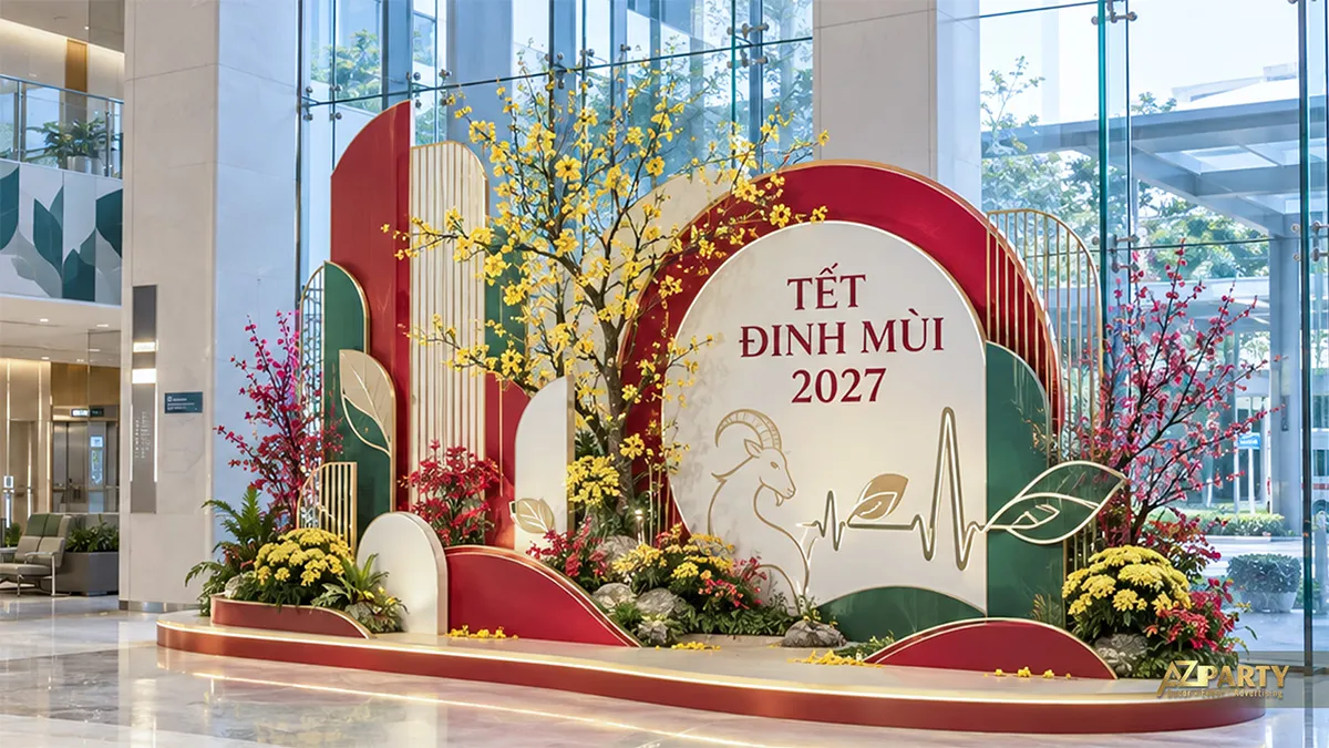 Sảnh kính với nền đỏ xanh, hình dê và hai cây hoa mai đào