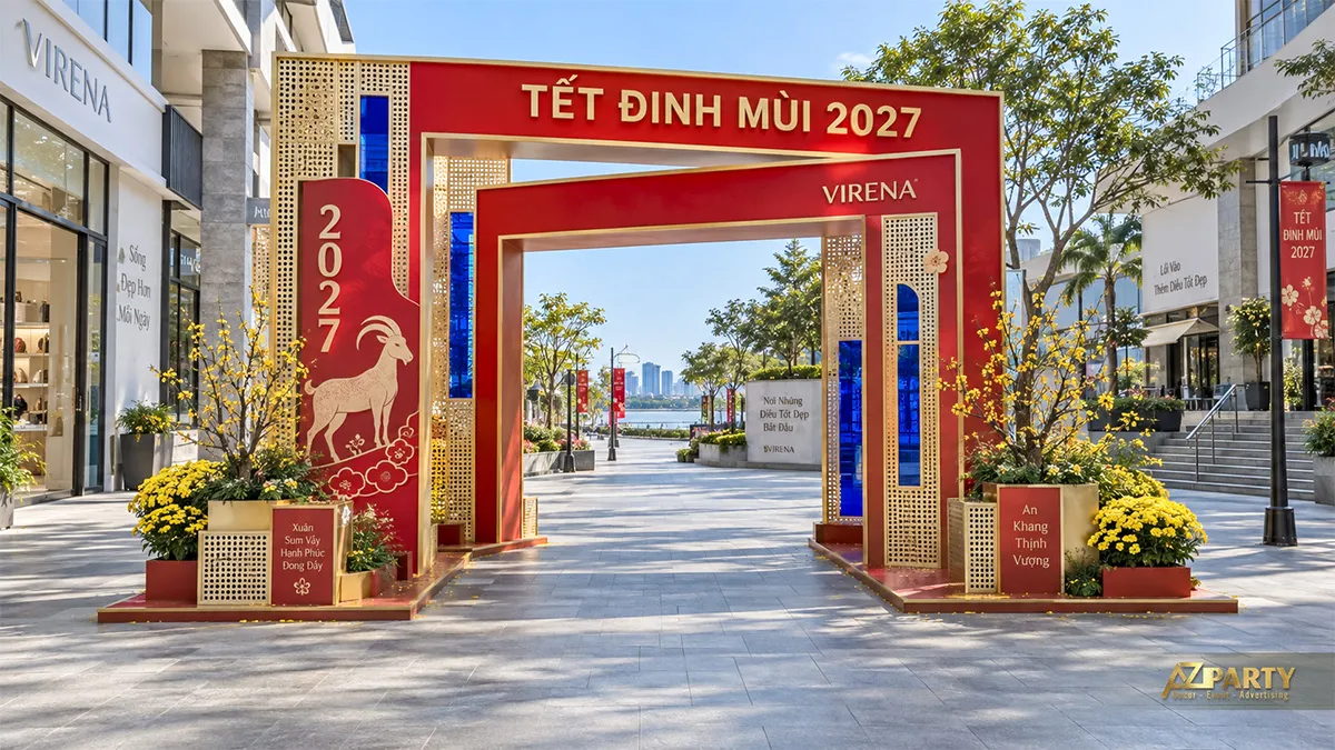 Cổng chào vuông đỏ vàng tại phố thương mại với hoa mai và lối đi rộng
