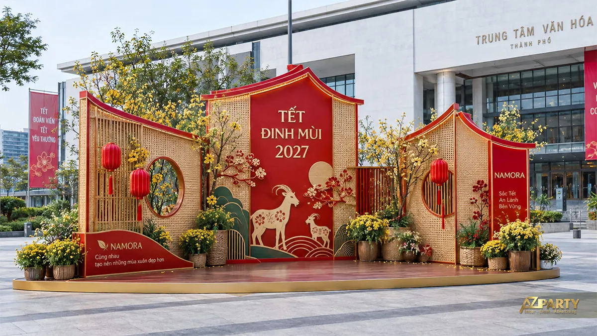 Tiểu cảnh trước trung tâm văn hóa với vách tre, đèn lồng và hoa mai