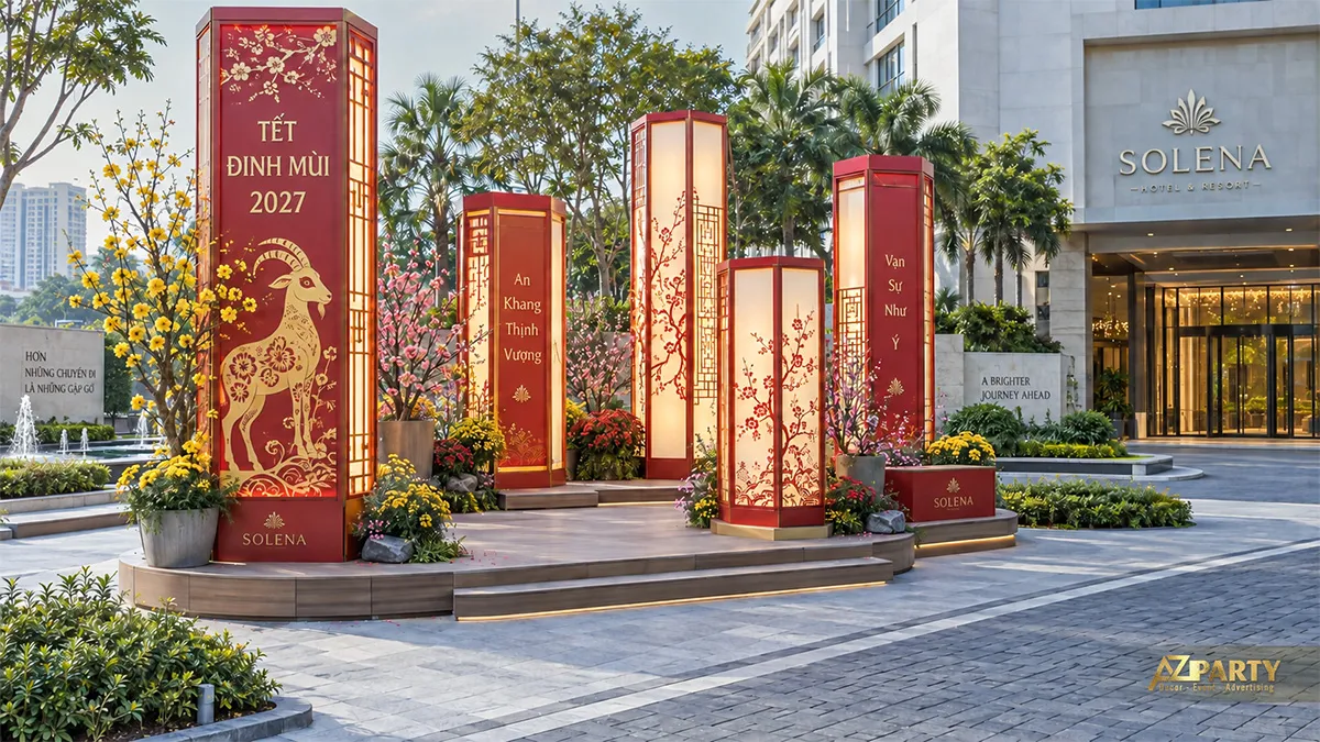 Những cột đèn lồng đỏ bên sảnh khách sạn, điểm xuyết hoa mai đào