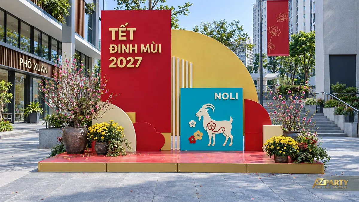 Không gian phố xuân với mảng đỏ vàng, hình dê và hai bình hoa đào