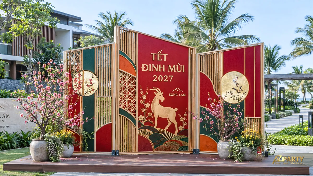 Backdrop trước khu nghỉ dưỡng với vách tre, hình dê và cành đào