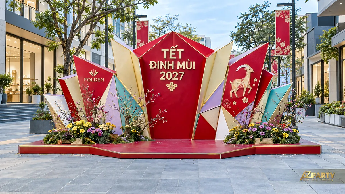 Không gian ngoài trời với các mảng đa giác đỏ vàng và cụm hoa hai bên