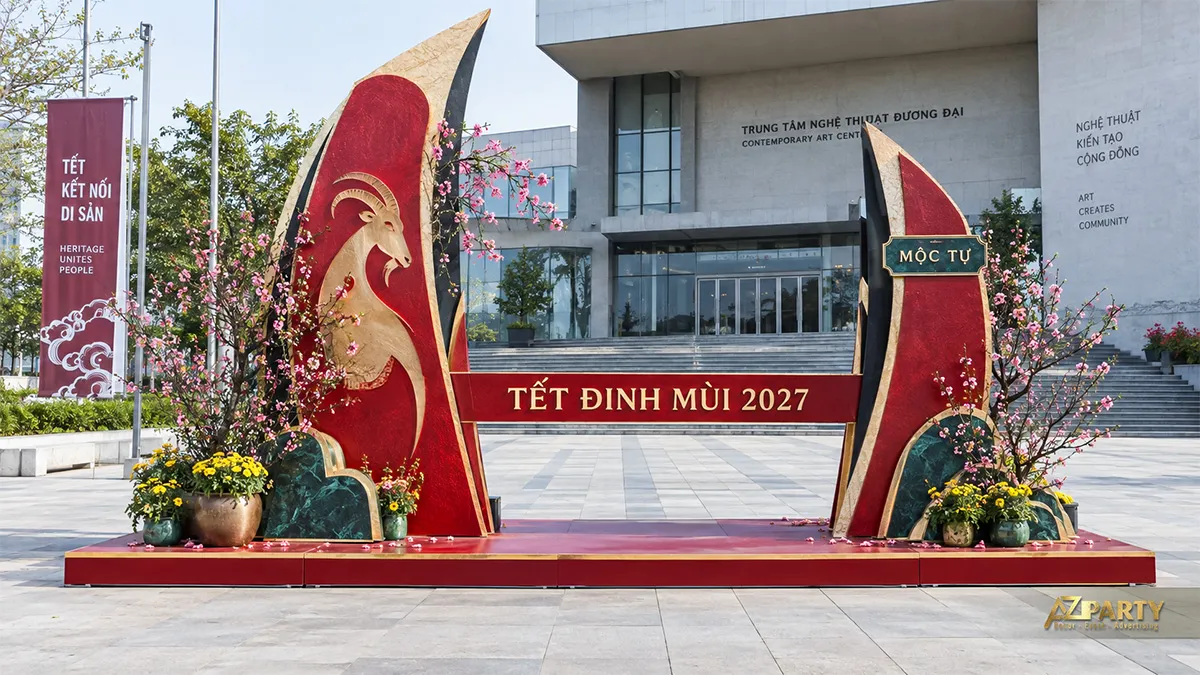 Cổng chào nghệ thuật với hình dê, cành đào và hai mảng nhọn đỏ vàng