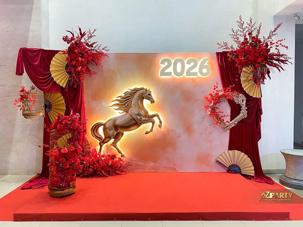 Tiểu cảnh trang trí Tết 2026 với linh vật ngựa vàng, hoa đỏ, quạt giấy và ánh sáng sang trọng