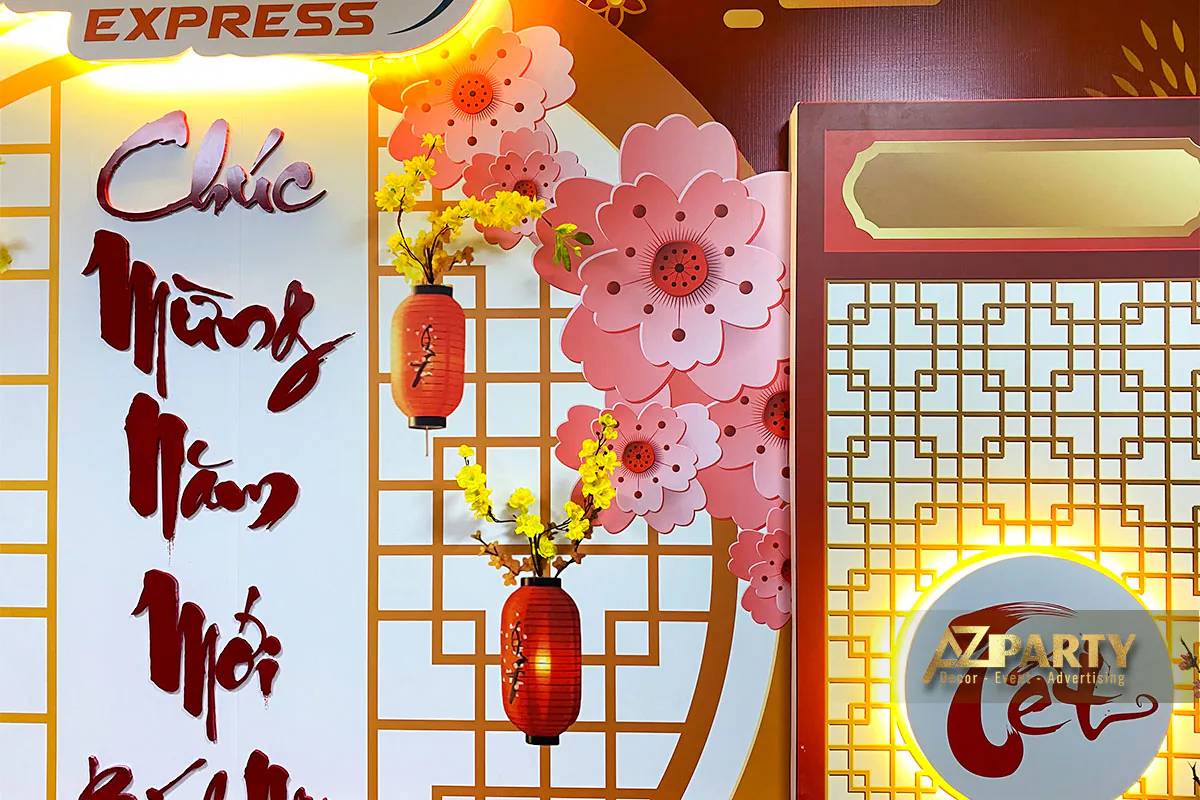 cận cảnh logo TECS Express và backdrop trang trí Tết với câu chúc Chúc Mừng Năm Mới, hoa mai vàng và lồng đèn đỏ
