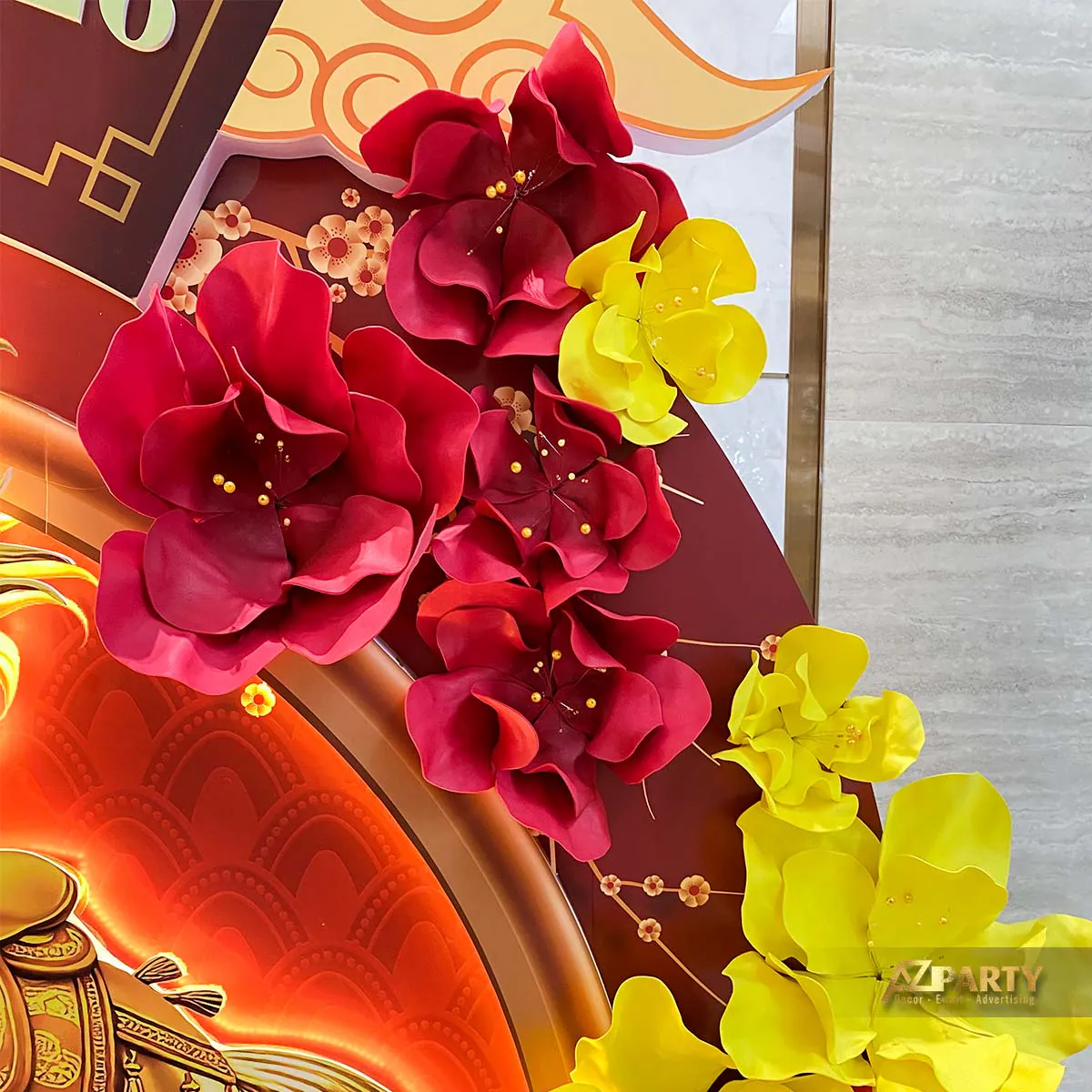 Tiểu cảnh Tết trang trí hoa đỏ vàng gắn trên backdrop tết 
