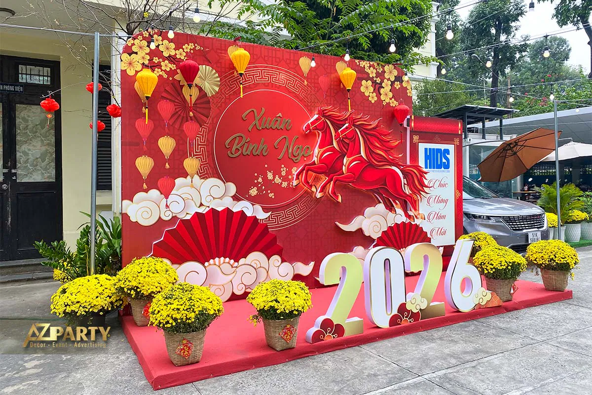 Trang trí tiểu cảnh Tết 2026 Xuân Bính Ngọ với tone đỏ sang trọng và hình tượng song mã ấn tượng