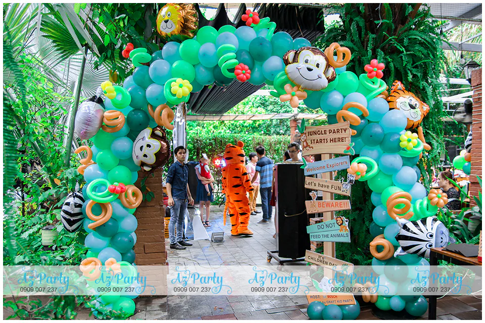 Cổng chào bong bóng nghệ thuật chủ đề Jungle Party muông thú ngộ nghĩnh cùng bảng gỗ chỉ dẫn vui nhộn chào mừng ngày thiếu nhi tại Bosch