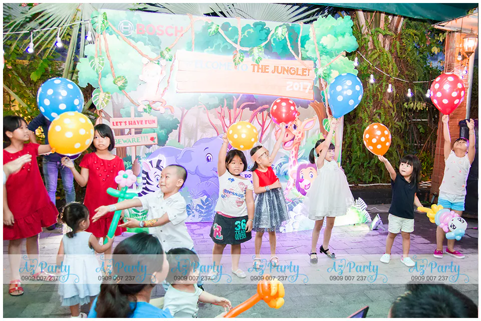Các em nhỏ hào hứng cầm những quả bong bóng chấm bi màu sắc nhảy múa trong trò chơi sân khấu chương trình thiếu nhi Bosch