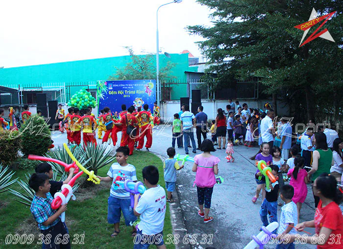 Các em nhỏ vui chơi cùng bong bóng nghệ thuật trong khuôn viên ngoài trời của sự kiện Trung thu tại PVOil Nhà Bè.