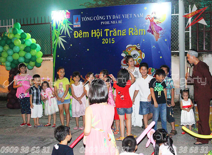 Chú Cuội và Chị Hằng cùng các bé thiếu nhi tụ họp trên sân khấu chuẩn bị chơi trò chơi Đêm Hội Trăng Rằm tại PVOil Nhà Bè.