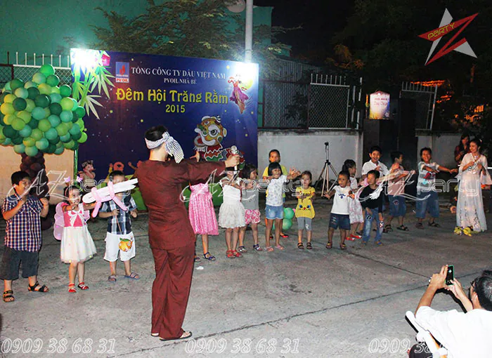 MC Chú Cuội bịt mắt cùng các em nhỏ hào hứng tham gia trò chơi vận động trên sân khấu Đêm Hội Trăng Rằm của PVOil Nhà Bè.