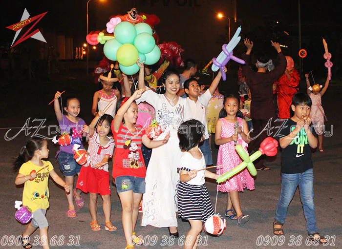 Chị Hằng dẫn đầu đoàn rước đèn Trung thu cùng các bé thiếu nhi cầm lồng đèn và bong bóng nghệ thuật tại PVOil Nhà Bè.