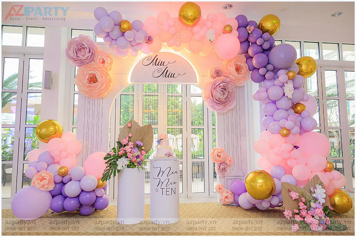 Trang trí tiệc sinh nhật 10 tuổi của Miu Miu chủ đề vườn hoa mẫu đơn (A Peony Garden) với cổng chào kết hoa mẫu đơn khổng lồ bằng giấy, bóng bay pastel hồng tím và rèm pha lê lấp lánh.