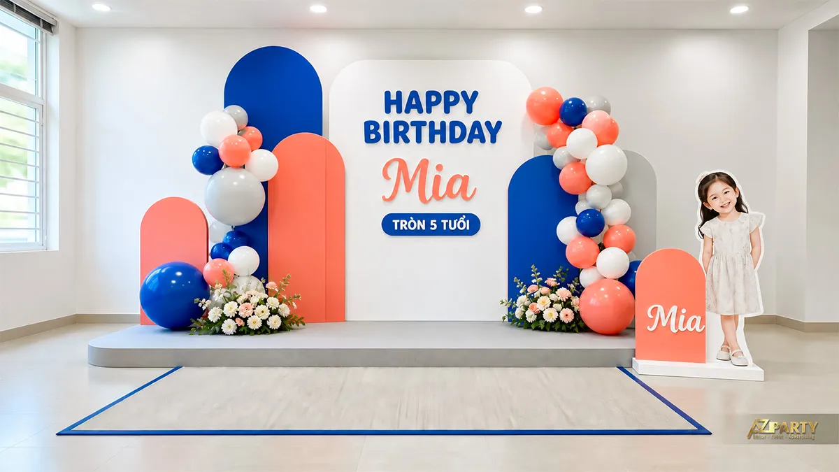 Backdrop sinh nhật tại trường cho Mia tròn 5 tuổi, tông xanh navy cam san hô, phối hoa và hình bé gái.