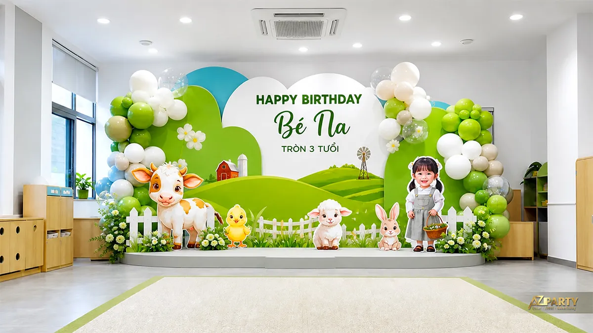 Backdrop sinh nhật tại trường cho Bé Na tròn 3 tuổi, chủ đề nông trại với bò, cừu, gà con và thỏ.