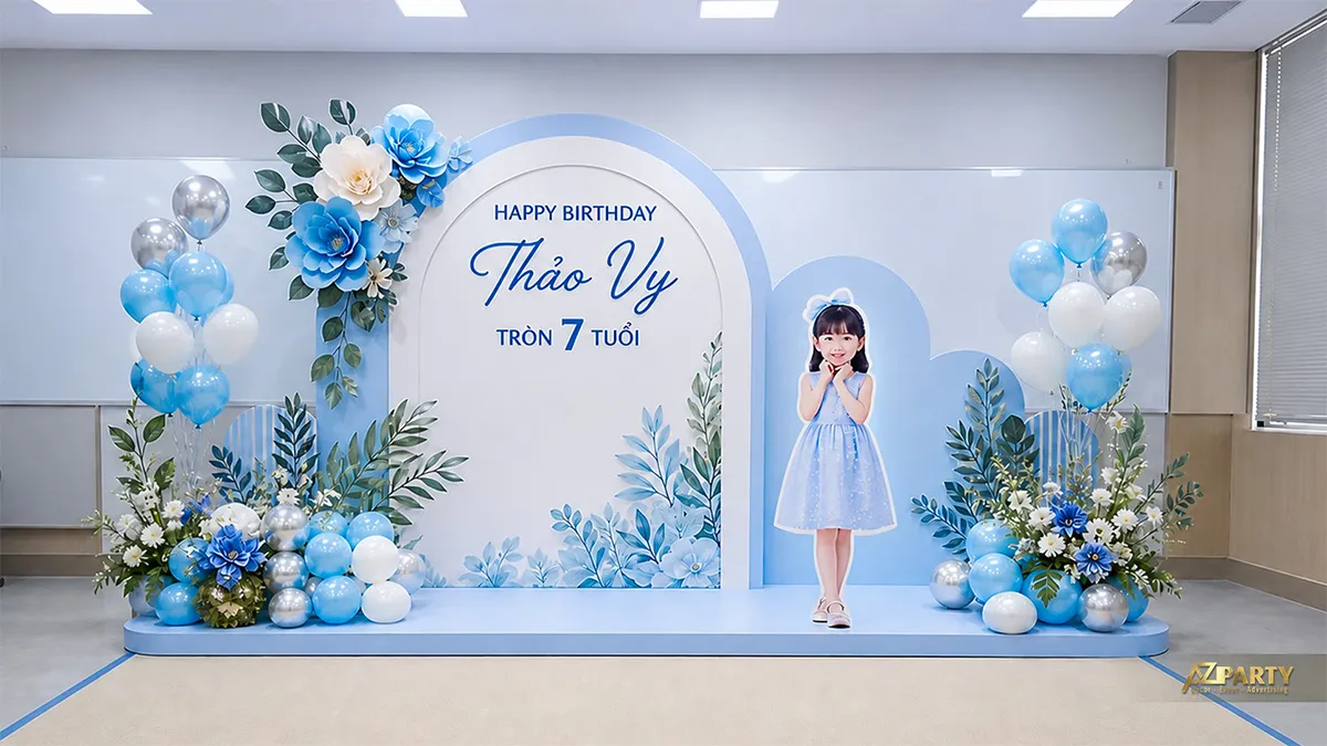 Backdrop sinh nhật tại trường cho Thảo Vy tròn 7 tuổi, tông xanh baby, phối hoa xanh trắng và hình bé gái.