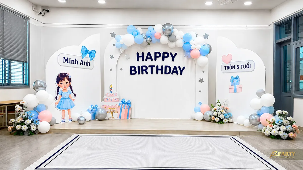 Backdrop sinh nhật tại trường cho Minh Anh tròn 5 tuổi, tông xanh trắng, phối bánh sinh nhật, quà và hình bé gái.