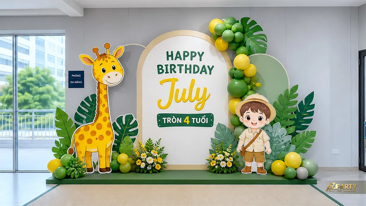 Backdrop sinh nhật tại trường cho July tròn 4 tuổi, chủ đề khám phá rừng xanh với hươu cao cổ và bé thám hiểm.