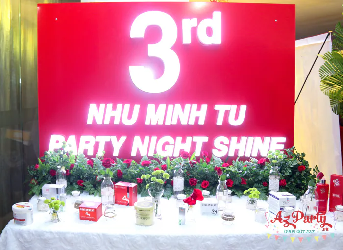 Bàn trưng bày các dòng sản phẩm mỹ phẩm thương hiệu Như Minh Tú được bài trí tinh tế cạnh backdrop chữ nổi phát sáng.